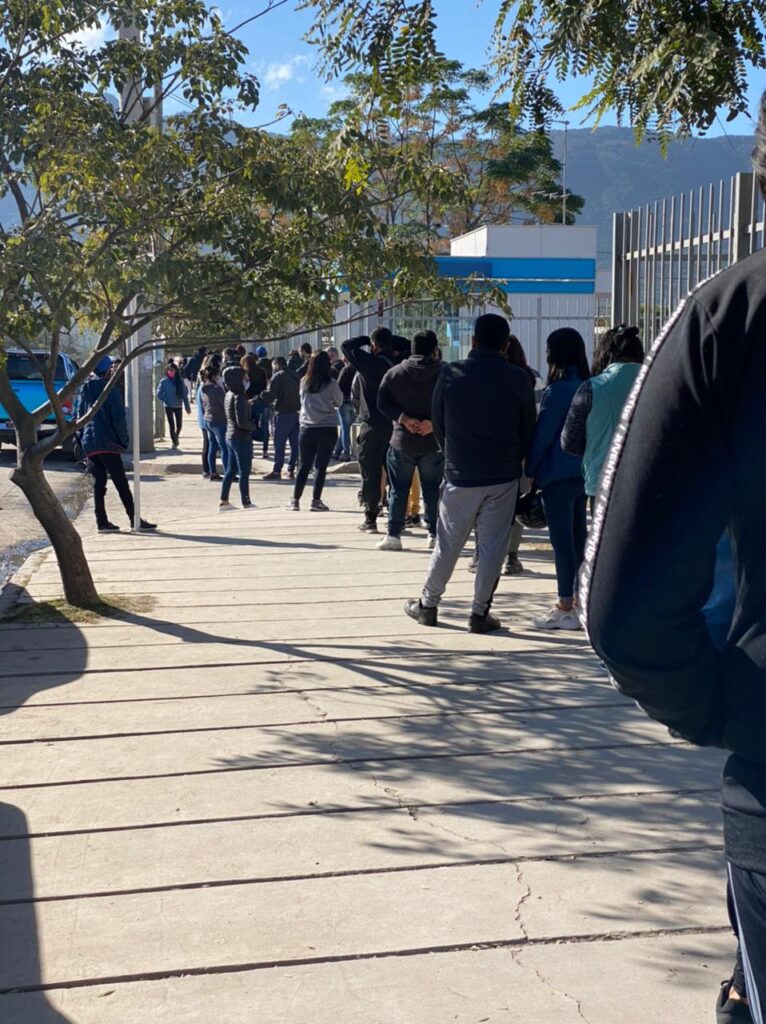 Vacunas en Salta: desorganización, largas filas y uso político