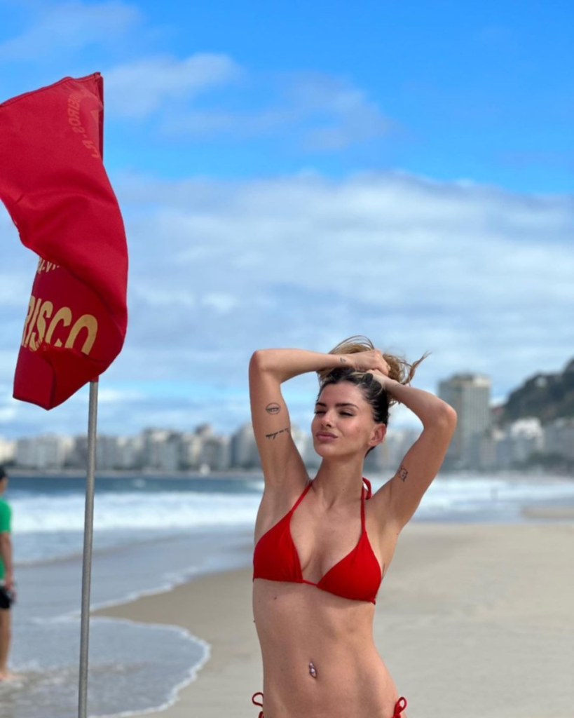La China Suárez se mostró en bikini, hablaron de sus estrías y contestó con firmeza