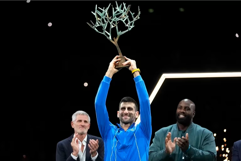 Djokovic aplastó a Dimitrov en París y logró su título N° 40 en Masters 1000